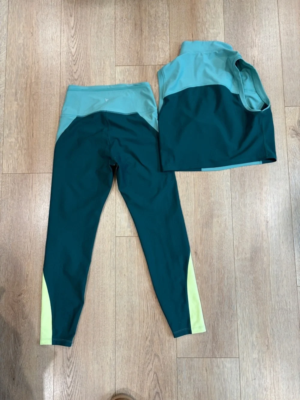 Old Navy Active PowerSoft Matching Set Leggings Crop Top Green Colorblock M